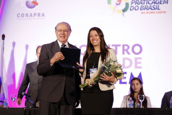 Deputado Federal, Luiz Carlos Hauly (PSDB/PR), entrega placa à primeira prática do Brasil, Débora Queiroz Gadelha de Barros, em homenagem prestada às mulheres na comunidade marítima.